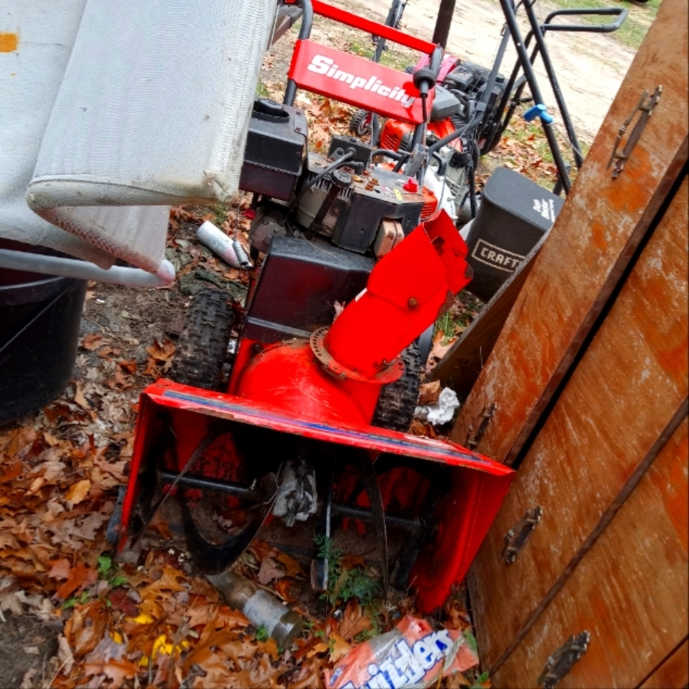 Simplicity snowblower. Runs great 3 forward gears 2 reverse